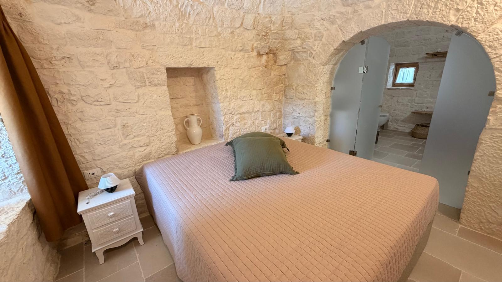 Trulli Comunicanti, Restaurati con Antico Camino, Ulivi Secolari.